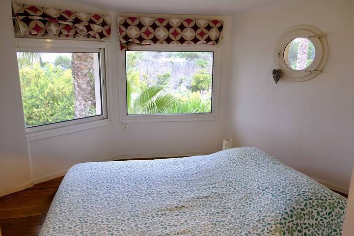 Location de vacances pour 8 personnes, avec terrasse et jardin, animaux acceptés dans Plage de l'Almanarre - 4