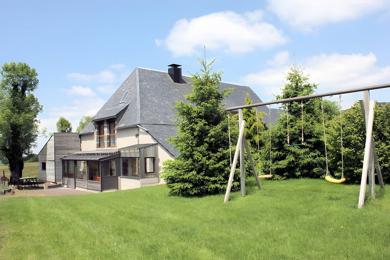 Gîte de la poucinière – Restored Farmhouse for 14 with Panoramic Views in Saint-Sauves-d'Auvergne, Volcans d'Auvergne Regional Nature Park