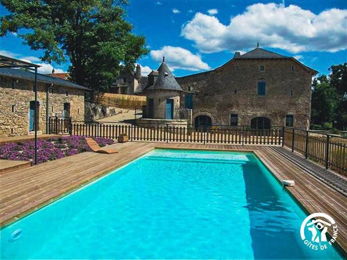 Location de vacances pour 9 personnes, avec Terrasse ainsi que Jardin et Piscine dans Roussennac