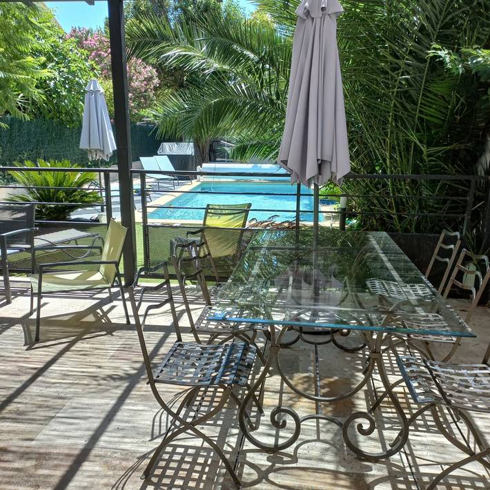 Gîte pour 6 personnes, avec jardin ainsi que terrasse et piscine