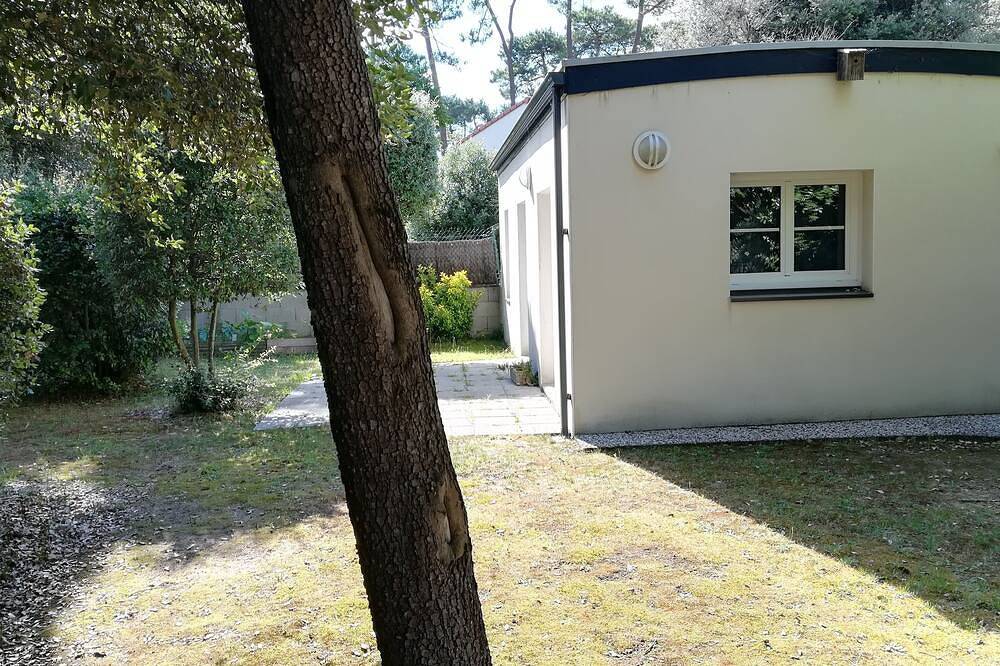 Ti bis indépendant dans un   environnement de Pins. in Jard-sur-Mer, Vendée