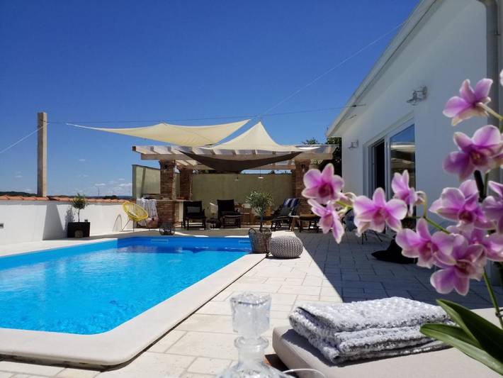 Location de vacances pour 7 personnes, avec Terrasse et Jardin ainsi que Piscine et Vue dans Petrovija