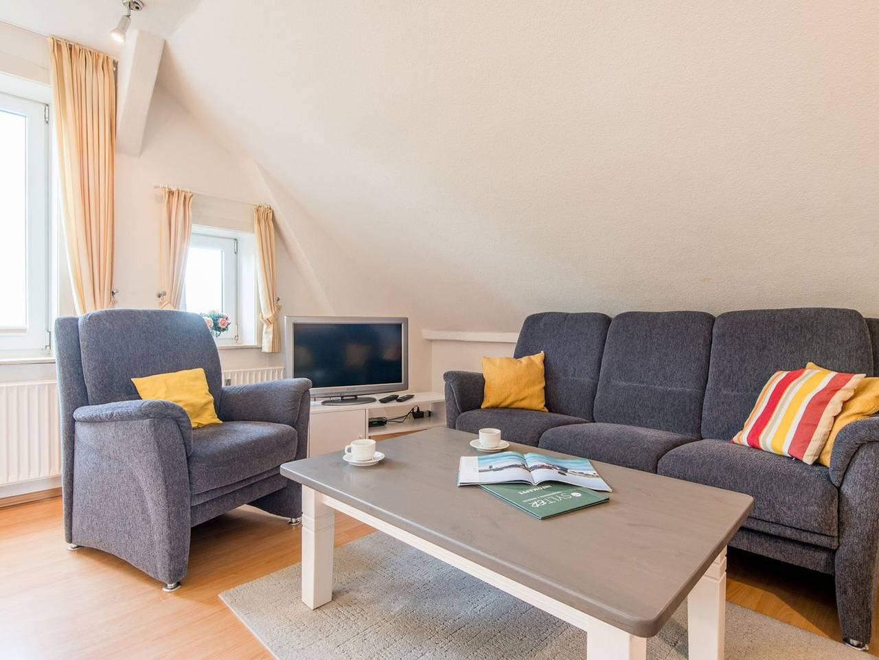 Ganze Ferienwohnung, Haus Decker, App. 3 - Ferienwohnung mit ca. 80 m², 4 Zimmern und Meerblick für bis zu 4 Personen in Wenningstedt, Sylt