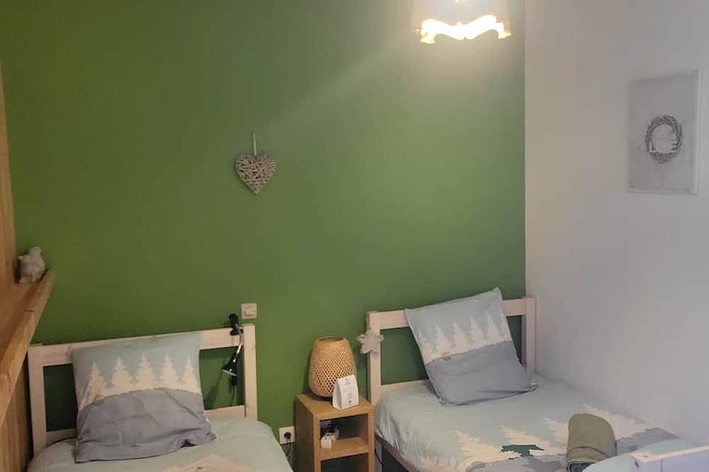 Apartamento entero, Twin room with separate single beds 90 cm ( 1/2 pers ) 1 room available in Artigues, Ariège