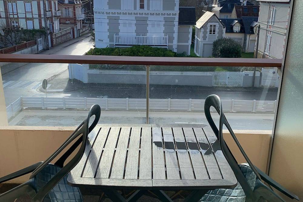 Appartement entier, Studio front de mer Cabourg, vue sur jardin in Cabourg, Région de Caen