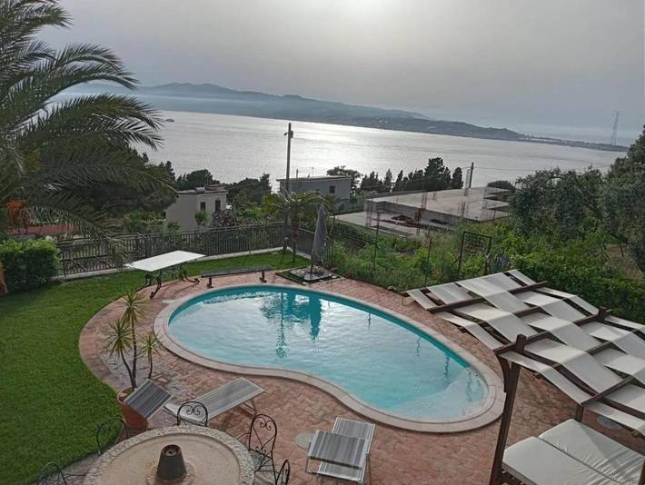 Casa vacanza per 4 persone, con Terrazza e Giardino nonché Piscina e Panorama a Villa San Giovanni