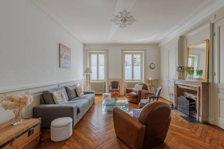 Location de vacances pour 9 personnes, avec jardin à Écully - 3