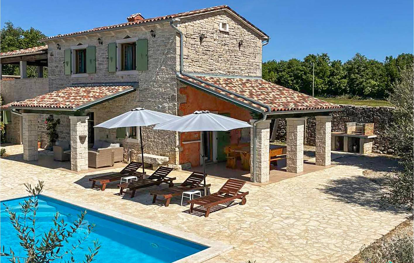 Spacieux appartement de deux chambres avec piscine et terrasse près du centre-ville de Jakovici in Brečevići, Istrie centrale
