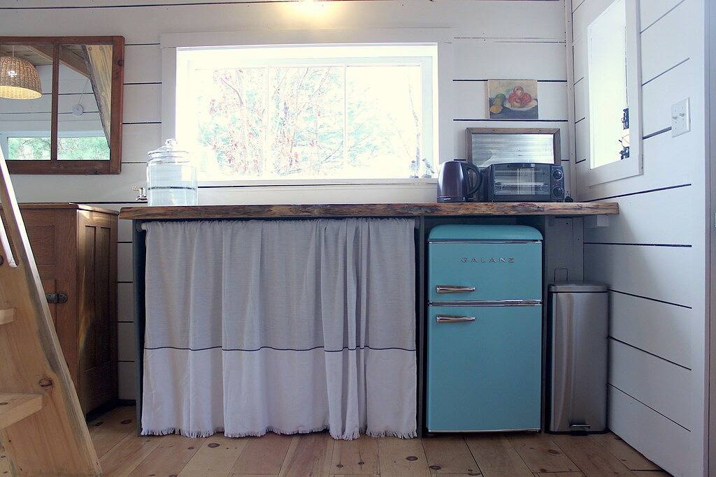 The Cozy Cabin: A cheerful getaway in the scenic Almaguin Highlands. in Algonquin Provincial Park