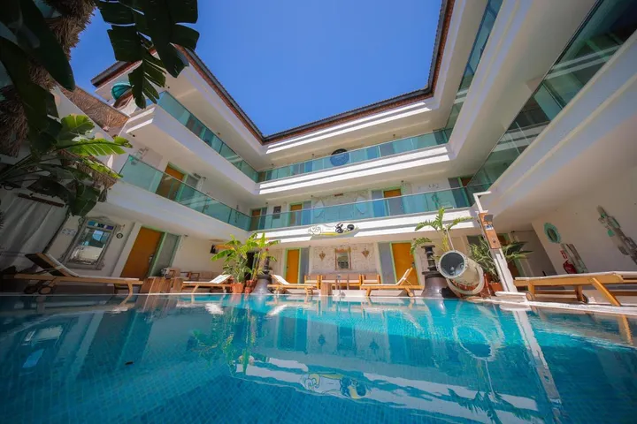 Hotel para 3 personas, con jacuzzi además de jardín y piscina - 1