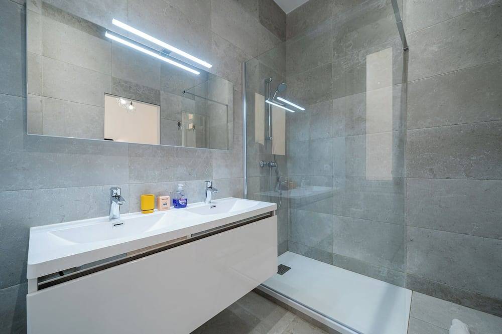 Entire apartment, 1-Br Monaco Apartment - 1 minute to Monaco in Beausoleil, Nice region
