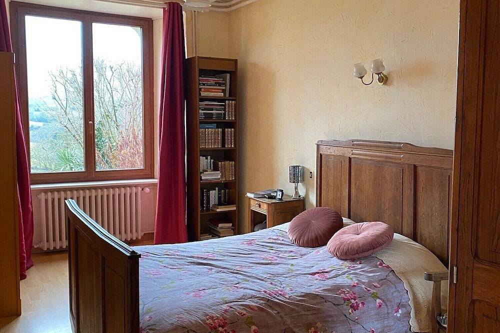 Appartement entier, Location vacances dans ferme authentique auvergnate, Cantal, La Maison de Marie in Junhac, Région d'Aurillac