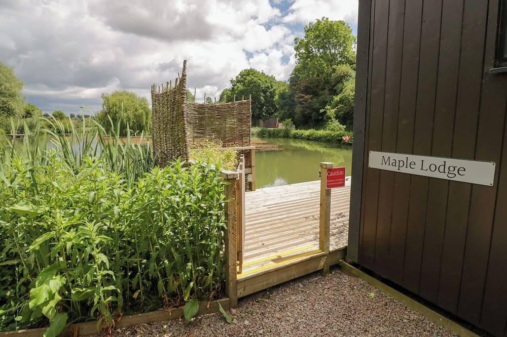Maple Lodge At Bridge Lake Farm & Fishery in Chacombe in Oxfordshire
