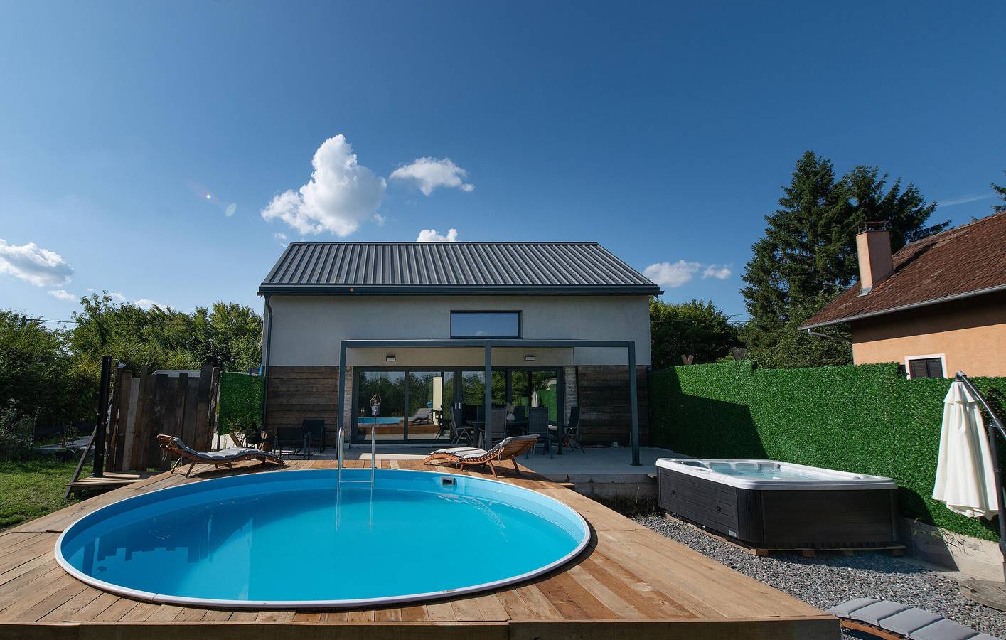 Geräumige 2-Zimmer-Wohnung mit Pool, Terrasse und 2 km Entfernung zum Strand in Sisak-Moslavina