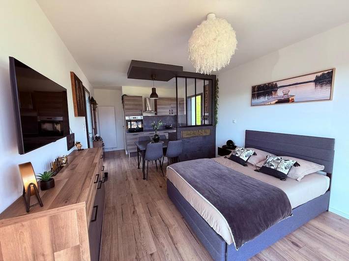 Gîte pour 3 personnes, avec jardin ainsi que vue et terrasse dans Chambost-Allières