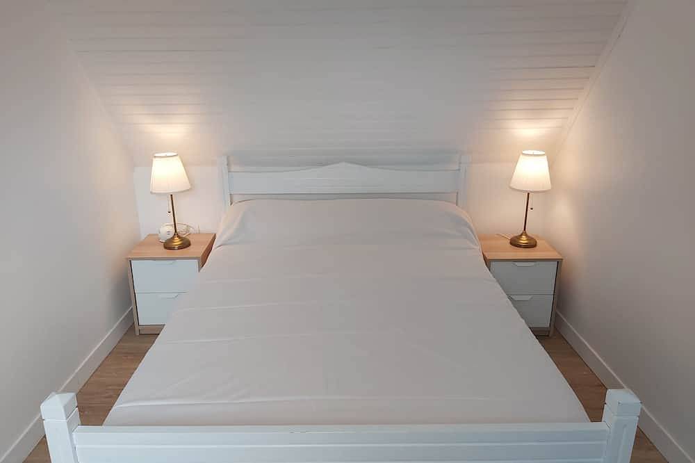 Gîte sleeps 20 with swimming pool and large grounds in Languidic, Region de Lorient