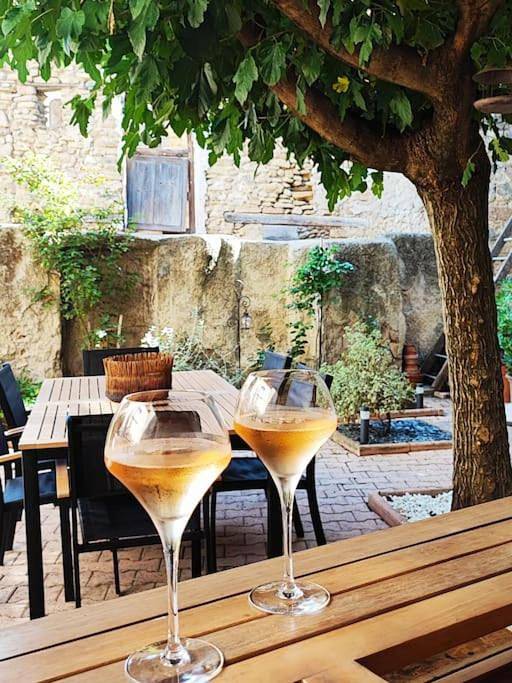 Gîte pour 2 personnes, avec terrasse et jardin à Courthézon