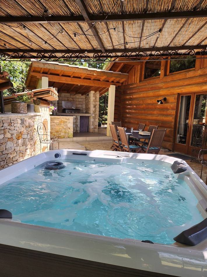 Chalet pour 5 personnes, avec jacuzzi et jardin dans le Cantal - 3