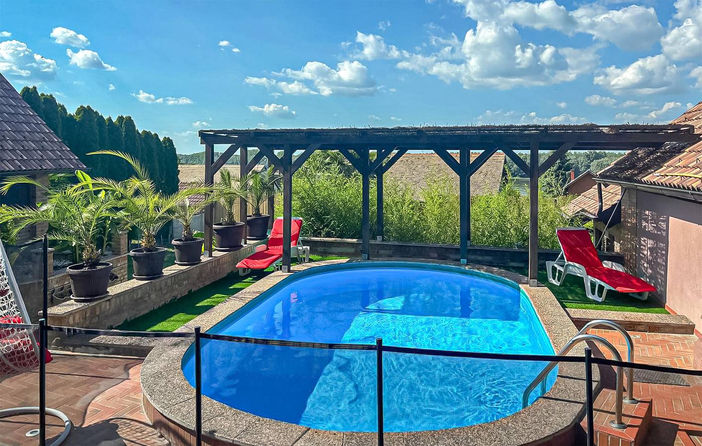 Elegante appartamento vicino al Danubio con piscina, terrazza e Wi-Fi in Osijek-Baranja