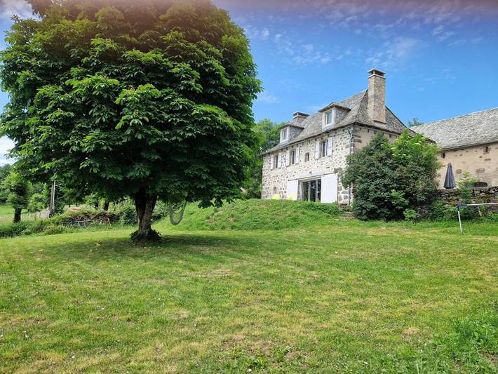 Location de vacances pour 10 personnes, avec jardin à Cassuéjouls