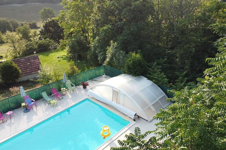 Gîte pour 3 personnes, avec Jacuzzi et Terrasse ainsi que Jardin et Piscine