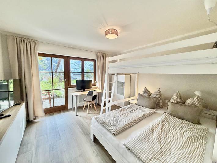 Ferienwohnung für 6 Personen, mit Balkon und Terrasse sowie Garten in Vorderhindelang