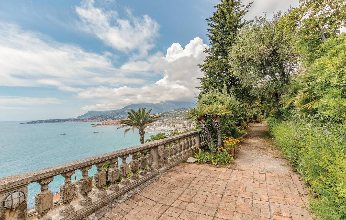 Entire vacation apartment, Beachfront Apartment with Terrace & Parking in Grimaldi, Ventimiglia