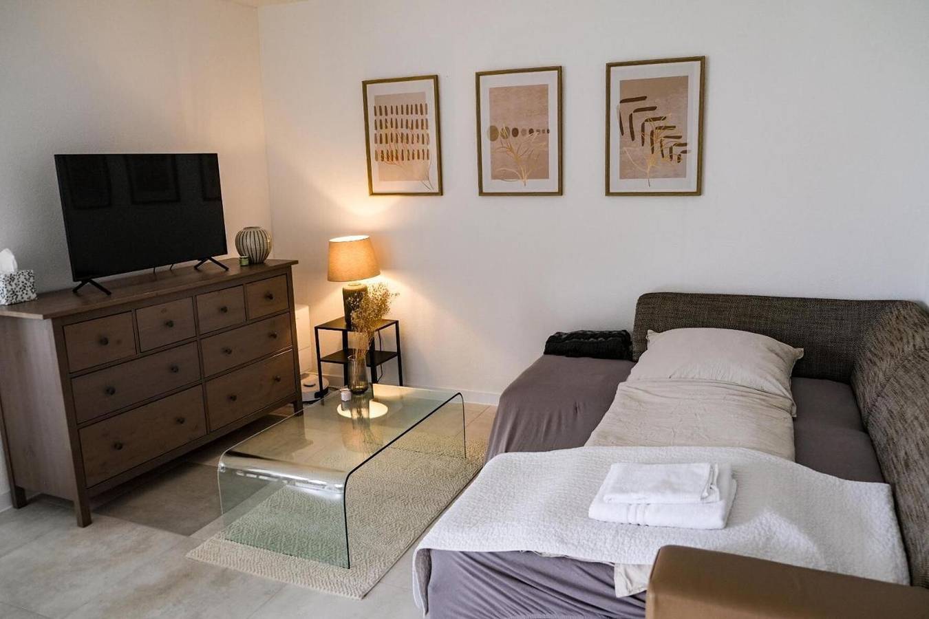 Appartement entier, Nouvel appartement moderne avec Wifi, balcon et lit boxspring in Offenbourg, Forêt-Noire centrale