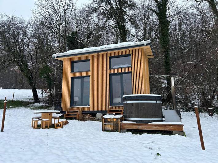 Tente pour 4 personnes, avec terrasse et sauna ainsi que vue et jardin, animaux acceptés dans le Doubs - 2