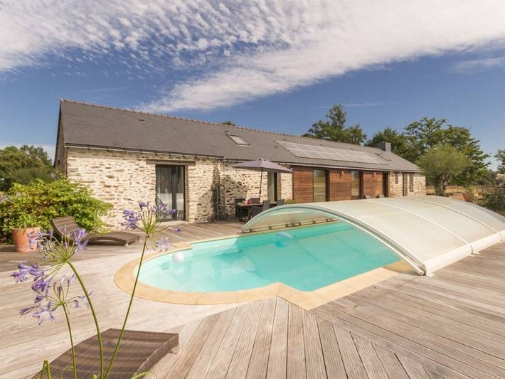 Gîte pour 4 personnes, avec jacuzzi ainsi que piscine et terrasse à Pannecé