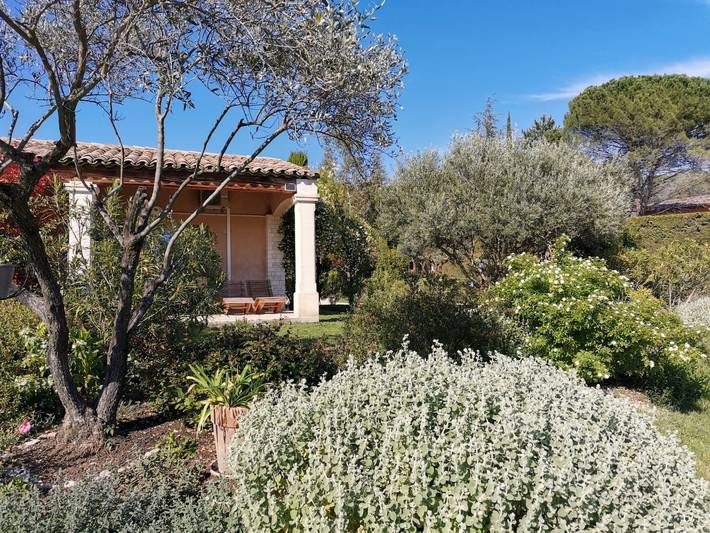 Gîte pour 2 personnes, avec piscine et jacuzzi ainsi que terrasse et jardin, animaux acceptés dans le Vaucluse - 3