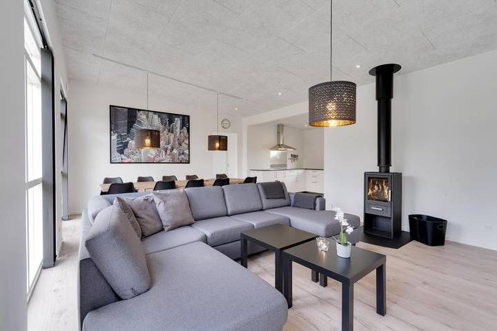Luxury holiday home with outdoor hot tub, games room with pool table and fireplace in Nørre Nebel, Región de Varde