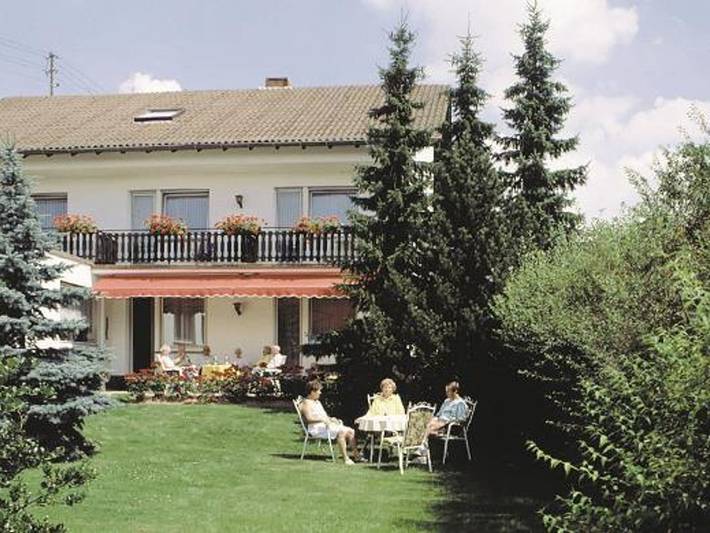 Hotel für 2 Personen, mit Garten in Laufeld