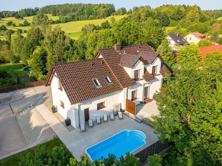 Apartament wakacyjny dla 4 osób, z jacuzzi i basen oraz ogród i sauna w Sosnówka