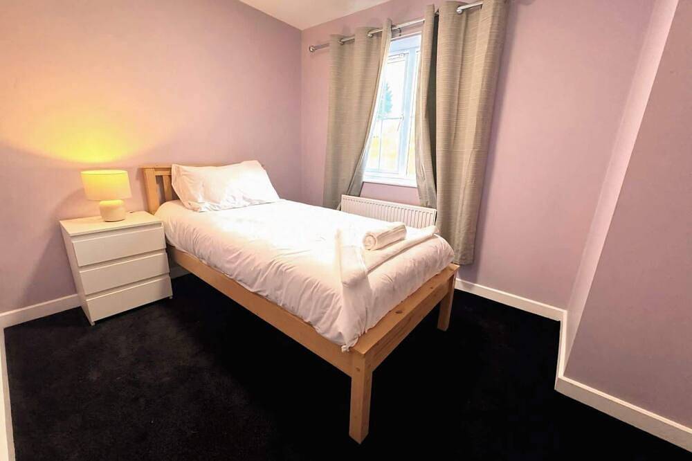 Entire apartment, Elegant 4Bdr Home with Private Parking in Darfield in Barnsley, South Yorkshire