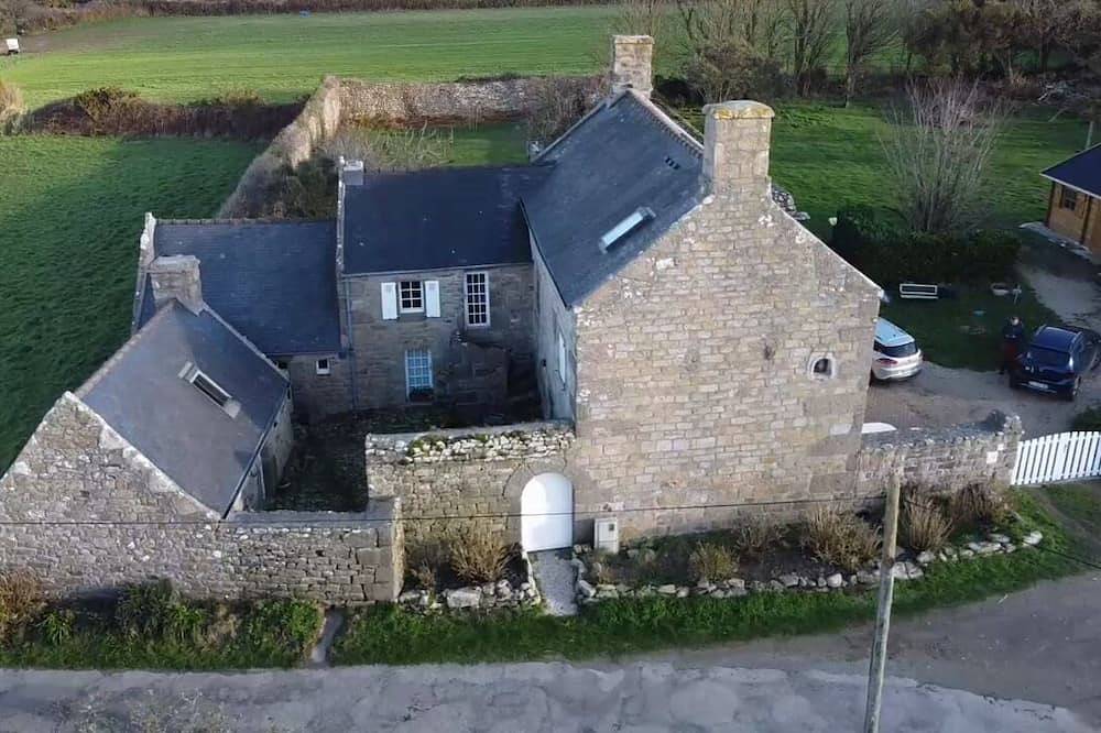 Gite in 17th century barge house, sea 800 m away, pets welcome in Porspoder, Región de Brest