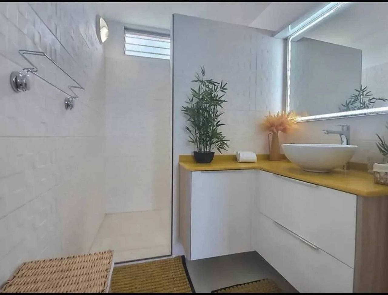 Apartamento entero, Apartamento acogedor con vista al mar en Fort-de-France, 40 m² in Martinica