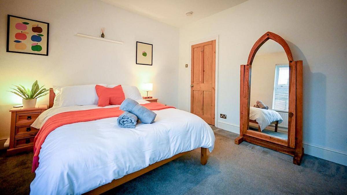 Entire apartment, Three-Bedroom Apartment in Bedford