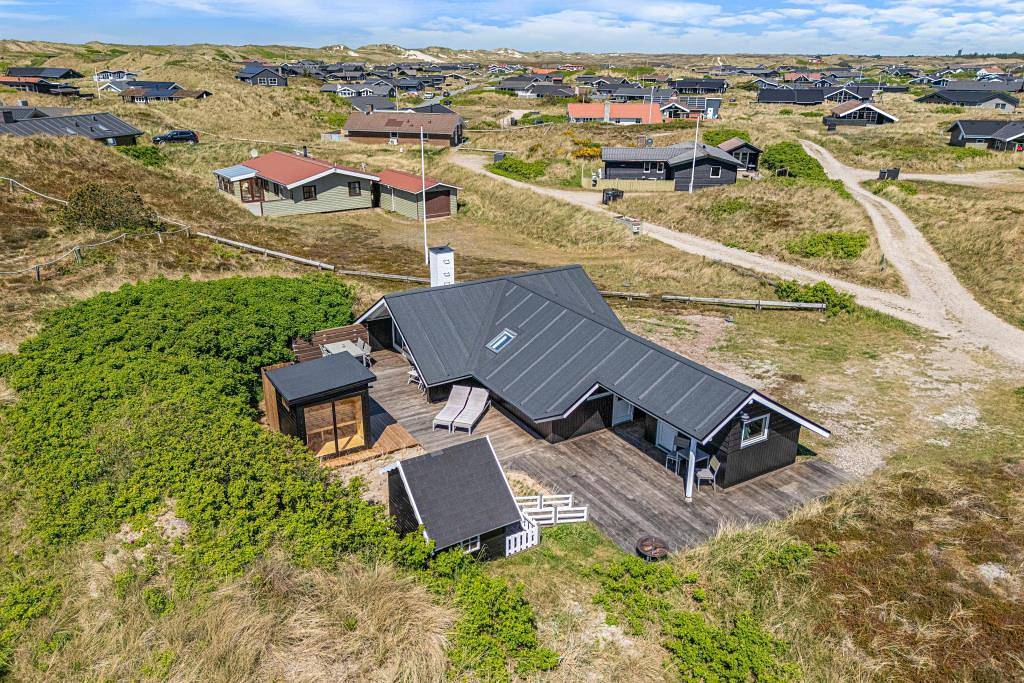 Strandnahes Ferienhaus in Bjerregård mit Außensauna in Bjerregård, Holmsland Klit