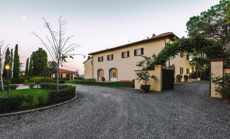 Villa per 15 persone, con Idromassaggio e Terrazza nonché Giardino e Piscina a Vinci