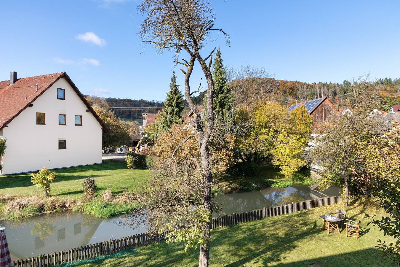 Ganze Wohnung, Wohnung 2 – Gemütliche Ferienwohnung mit Balkon & Flusszugang in Indelhausen, Hayingen