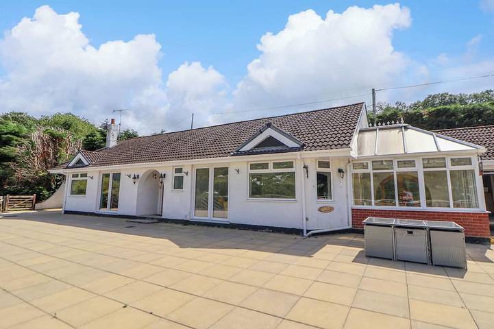 Holiday rental for 12 people, with garden and hot tub in Llangollen