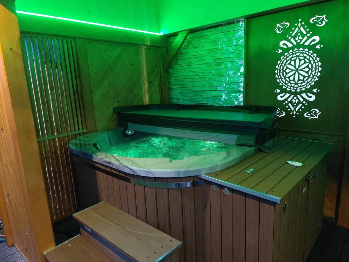 Cały apartament wypoczynkowy, Pokoje Krystyna I Andrzej Łukaszczyk z Widokiem Na Góry i Jacuzzi in Małe Ciche, Karpaty (Polska)