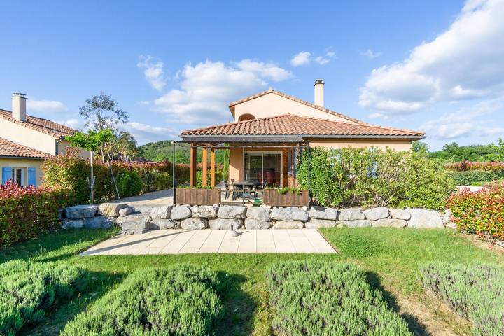 Villa voor 8 personen, with zwembad and balkon as well as tuin in Vallon-Pont-d'Arc