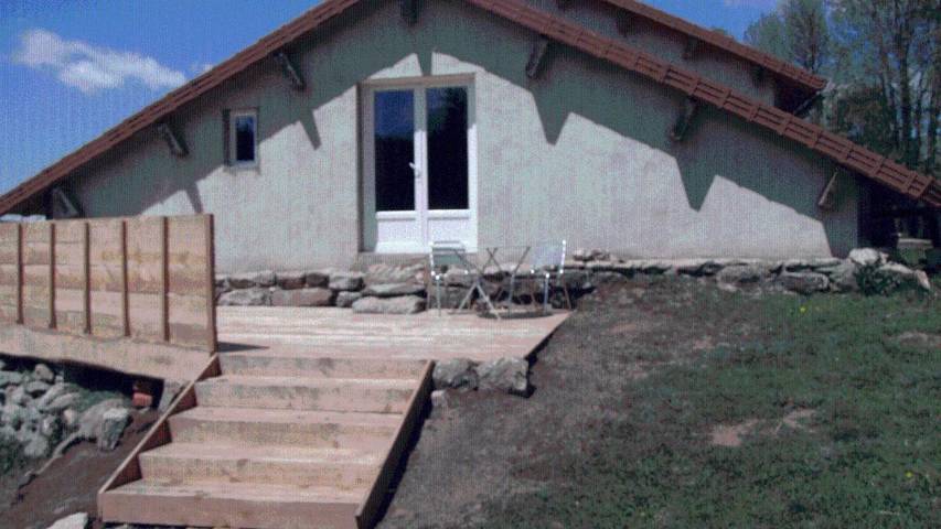 Location de vacances pour 4 personnes, avec vue ainsi que terrasse et jardin à Lanarce - 4