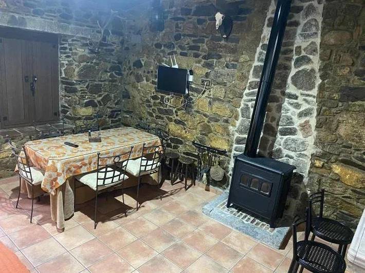 Casa rural para 8 personas, con Balcón y Terraza además de Jardín y Piscina en Cardeña - 2