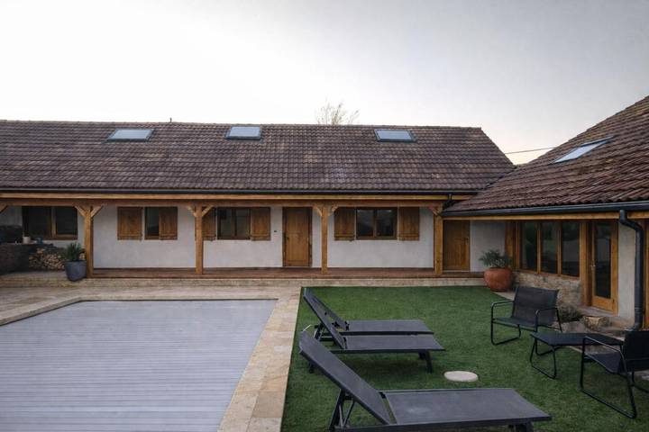 Location de vacances pour 15 personnes, avec terrasse ainsi que piscine et sauna, animaux acceptés à Retournac - 2