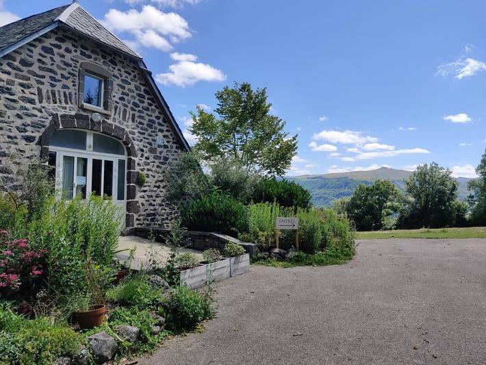 Location de vacances pour 2 personnes, avec Terrasse ainsi que Jardin et Vue à Salers (Cantal)