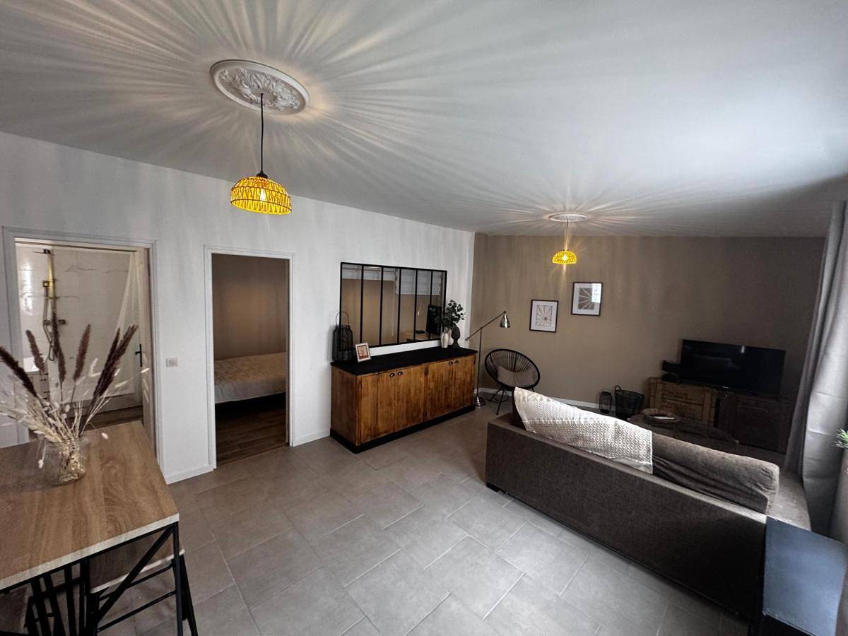 Appartement entier, One-Bedroom Apartment in Miramas, Côte méditerranéenne (France)