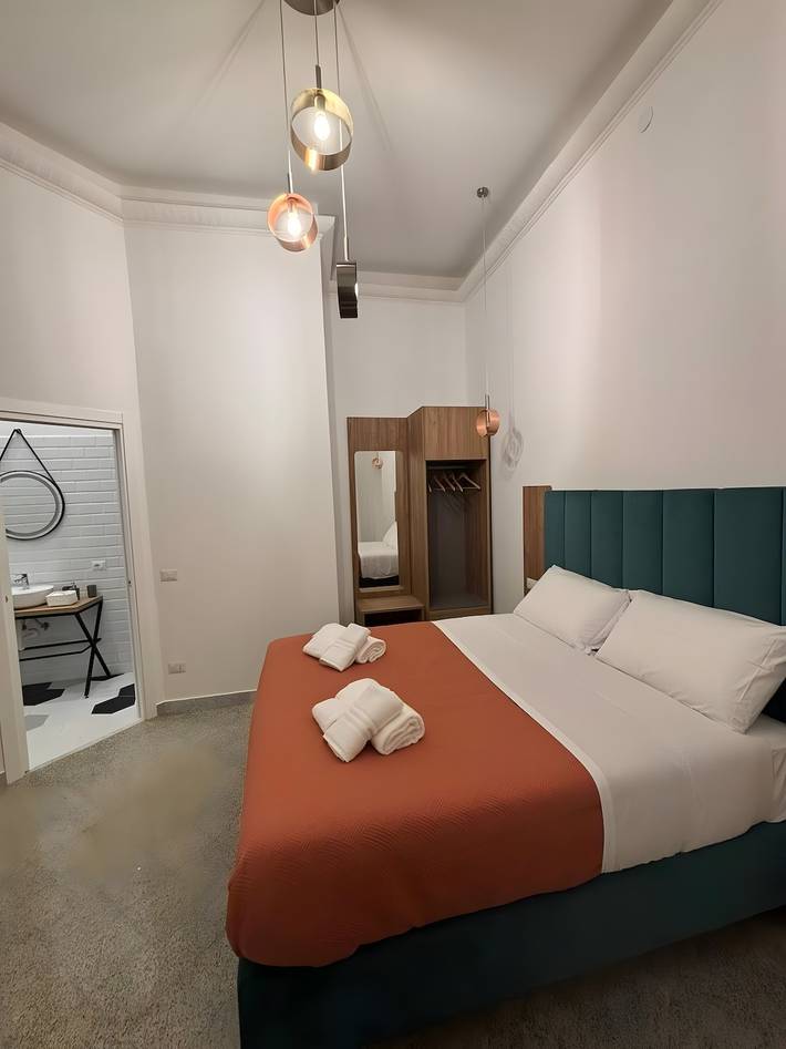 Bed and Breakfast 'Garibaldi Station Rooms - Suite 6Pp' with Wi-Fi and air conditioning in Naples, Naples Province
